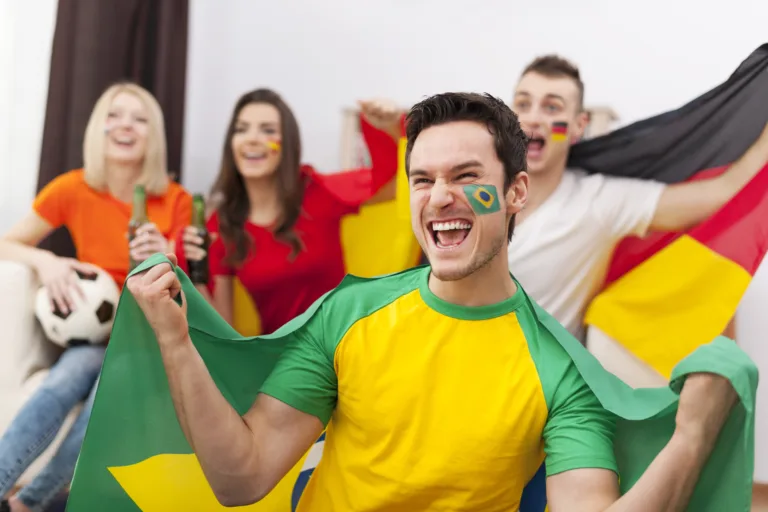 Colecionadores e amantes do futebol ganham plataforma exclusiva para trocas de camisas