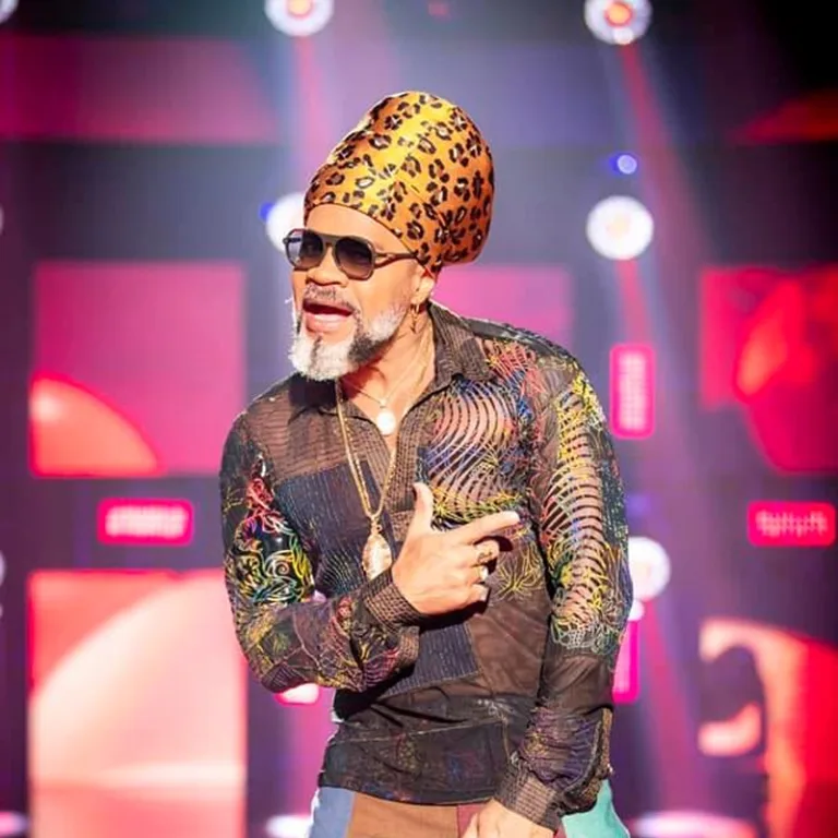 Carlinhos Brown se apresenta com a Orquestra à Base de Sopro de Curitiba