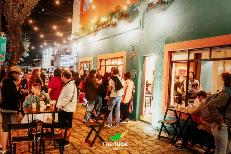 Bar de Curitiba realiza festa junina com Hot Dog a $2 reais
