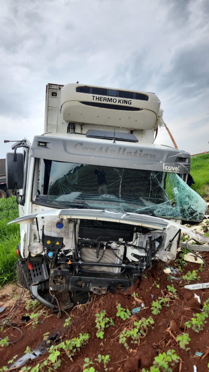 acidente-entre-tres-caminhoes-deixa-motorista-em-estado-grave-na-br-163,-no-parana acidente-entre-tres-caminhoes-deixa-motorista-em-estado-grave-na-br-163,-no-parana