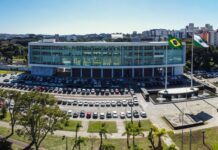 Show de drones iluminará o céu de Curitiba no lançamento do verão maior Paraná 2024/2025