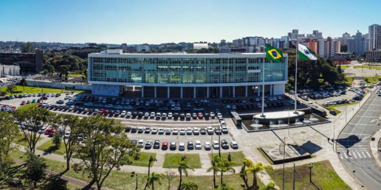 Show de drones iluminará o céu de Curitiba no lançamento do verão maior Paraná 2024/2025