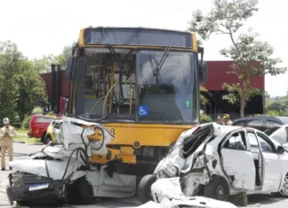 Vídeo flagra acidente gravíssimo com ônibus e mais 10 veículos em Curitiba