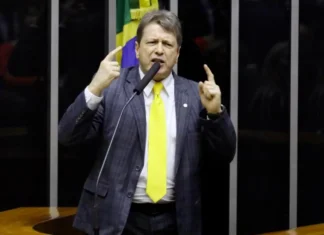 Oposição apresenta PEC para blindar discurso nas redes e enquadrar STF