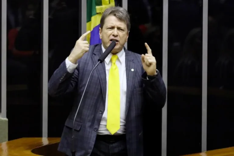 Oposição apresenta PEC para blindar discurso nas redes e enquadrar STF
