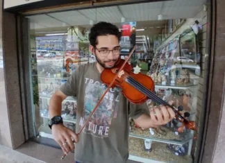 Violinista atrai atenção nas ruas de Maringá