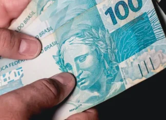 Com grana e sem dívidas! Especialistas dão dicas de como sair ‘do vermelho’ em 2025