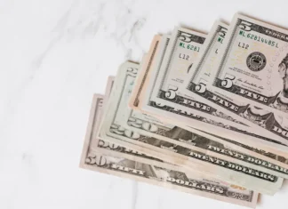 Dólar recua para R$ 5,86 após alta de juros; Ibovespa registra queda