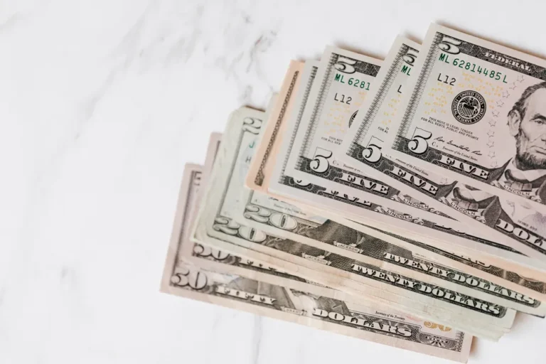 Dólar recua para R$ 5,86 após alta de juros; Ibovespa registra queda