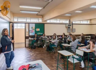 Estado contrata 1,1 mil novos professores e anuncia progressão para 10 mil docentes