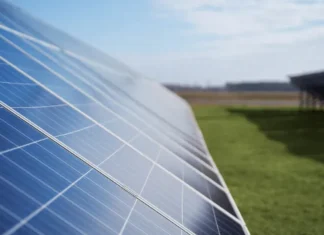 Energia solar é alternativa para reduzir os custos na conta de luz durante o verão