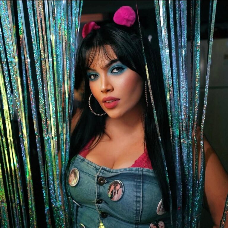 Cristini Figueiredo celebra aniversário com festa retrô que reviveu os anos 2000