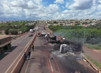 Dois trabalhadores morrem em acidente com três caminhões no Contorno Norte de Maringá