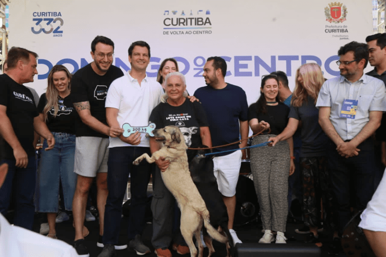 Eduardo Pimentel sanciona lei que permite transporte de pets nos ônibus de Curitiba