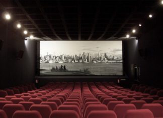 Maringá aprova lei que garante assentos especiais para gestantes em cinemas e restaurantes