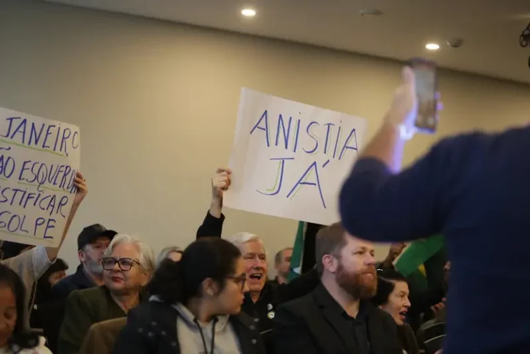 Primeira audiência pública sobre anistia no Paraná é promovida por deputado Ricardo Arruda