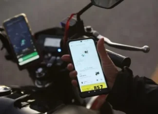 Procon-SP investiga Uber e 99 por manterem mototáxis em São Paulo após proibição judicial