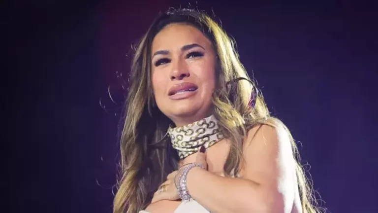 Simone Mendes se emociona em show após enfrentar problemas na voz
